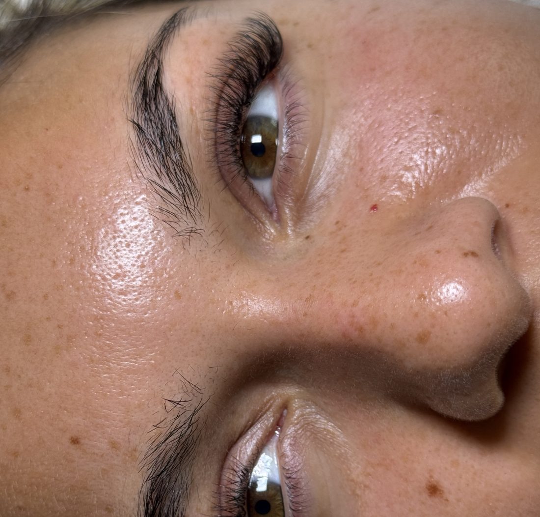 Hybrid lash set close-up